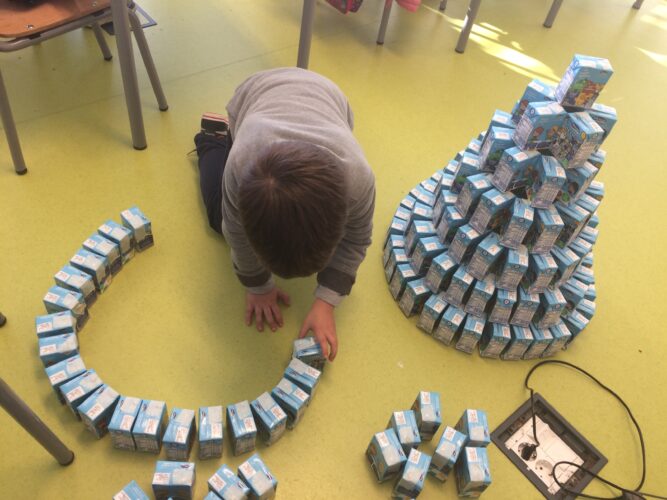 Construção do círculo em pacotes de leite escolar