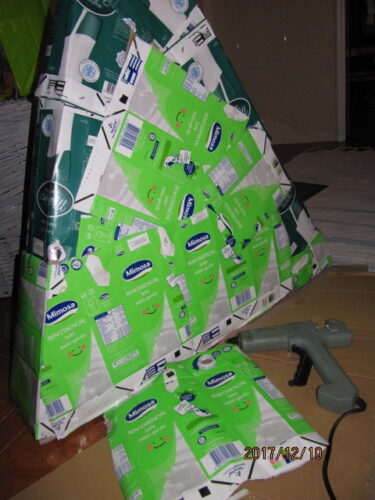 Estrutura da árvore de Natal amiga do ambiente, com papelão forrado de embalagens tetra pak.
