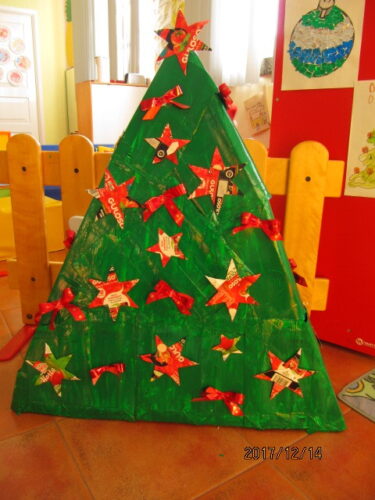 Árvore de Natal com estrelas feitas com embalagens da guloso.