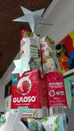 Três pacotes da Guloso e estrela feita com pacotes de leite
