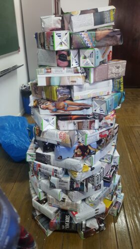 Construção da árvore no gabinete de Artes - pacotes de leite embrulhados em papel de jornal.